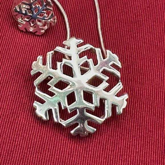 Christmas Silver-Tone Snowflake Pendant/Brooch & Matching Post Earrings - Picture 12 of 12